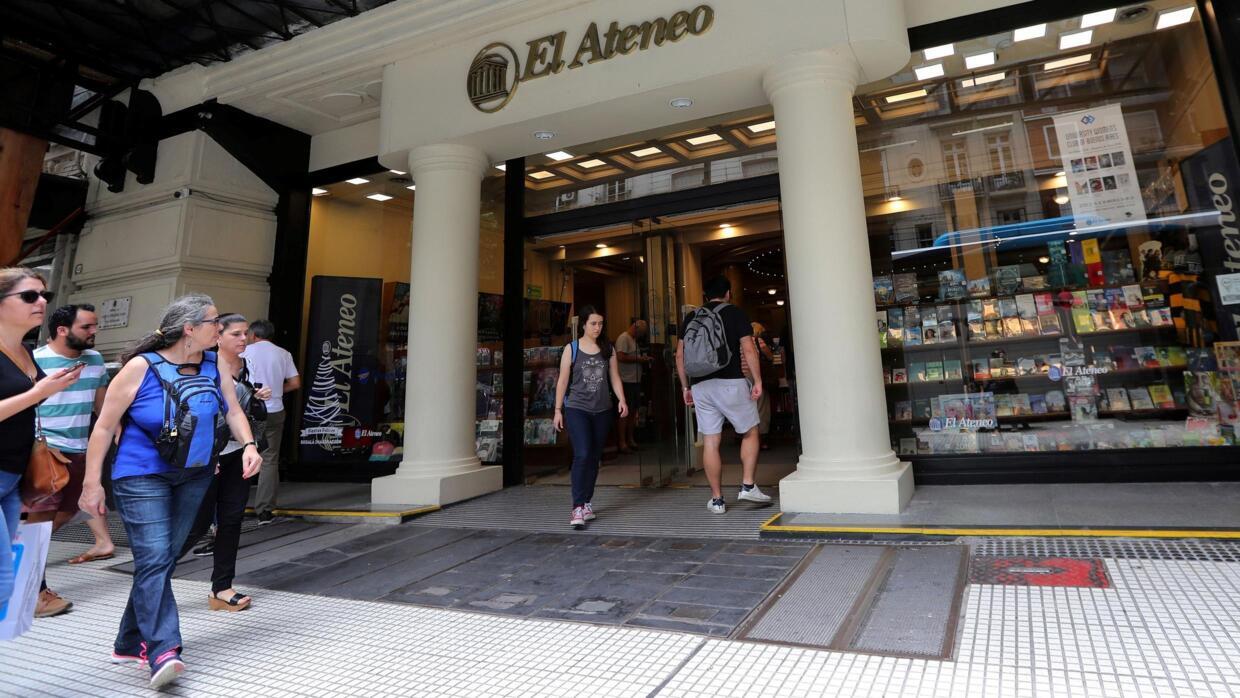 The Mexican ambassador to Argentina resigns after stealing a book from